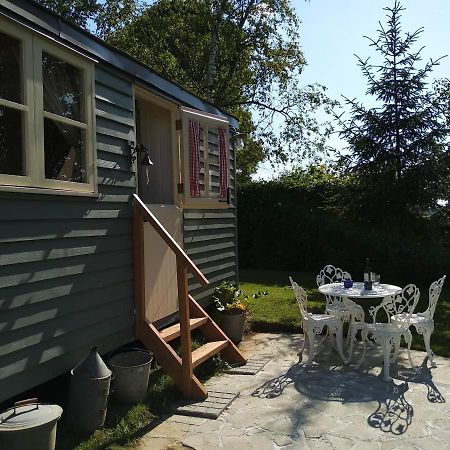 The English Shepherds Hut @ Les Aulnaies Echauffour Exterior photo